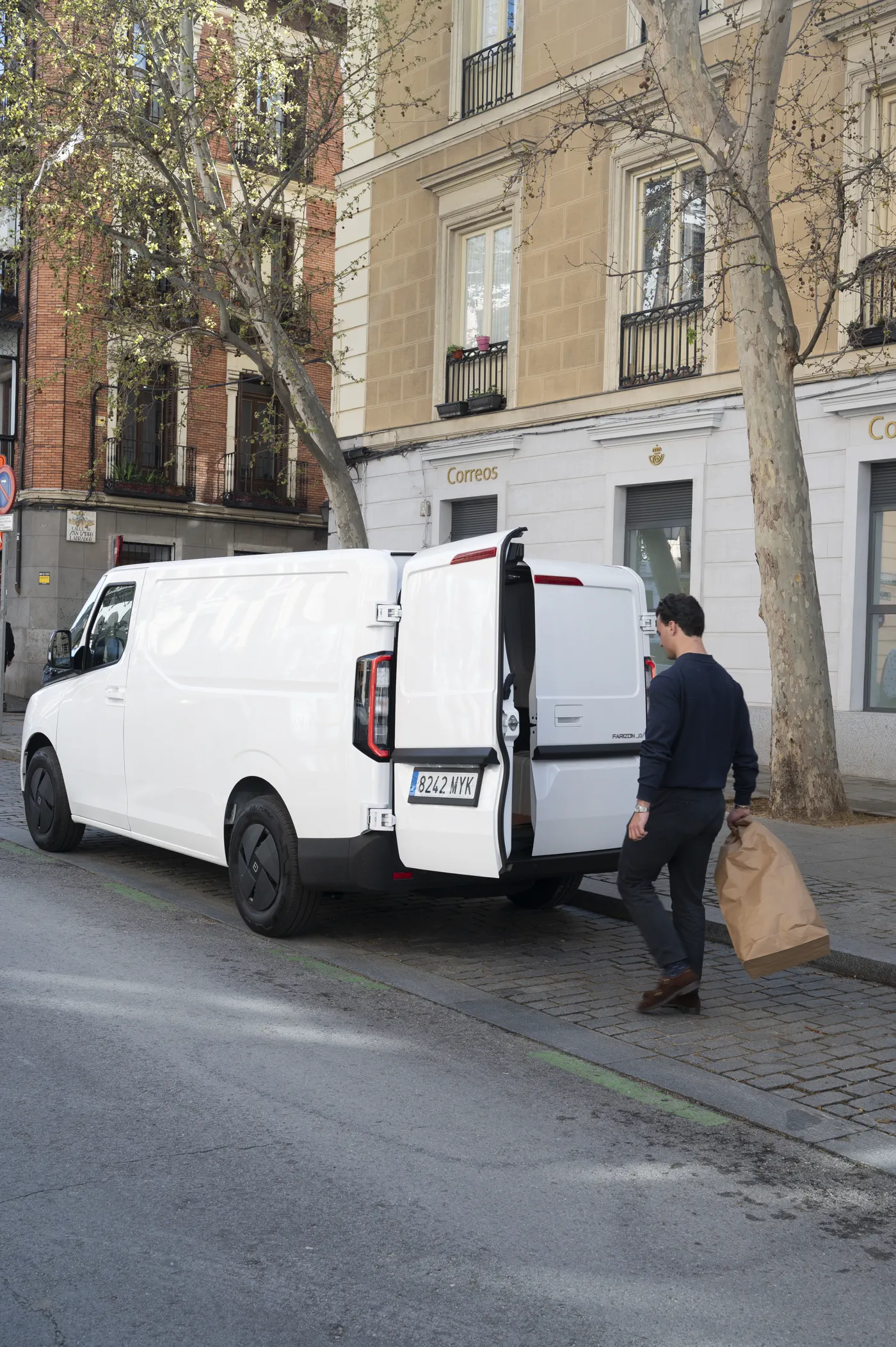 Reparto en la Farizon SV con la puerta trasera abierta y carga en mano
